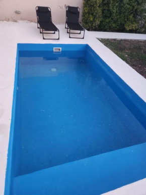 Chalet con pileta y quincho, hermoso jardín